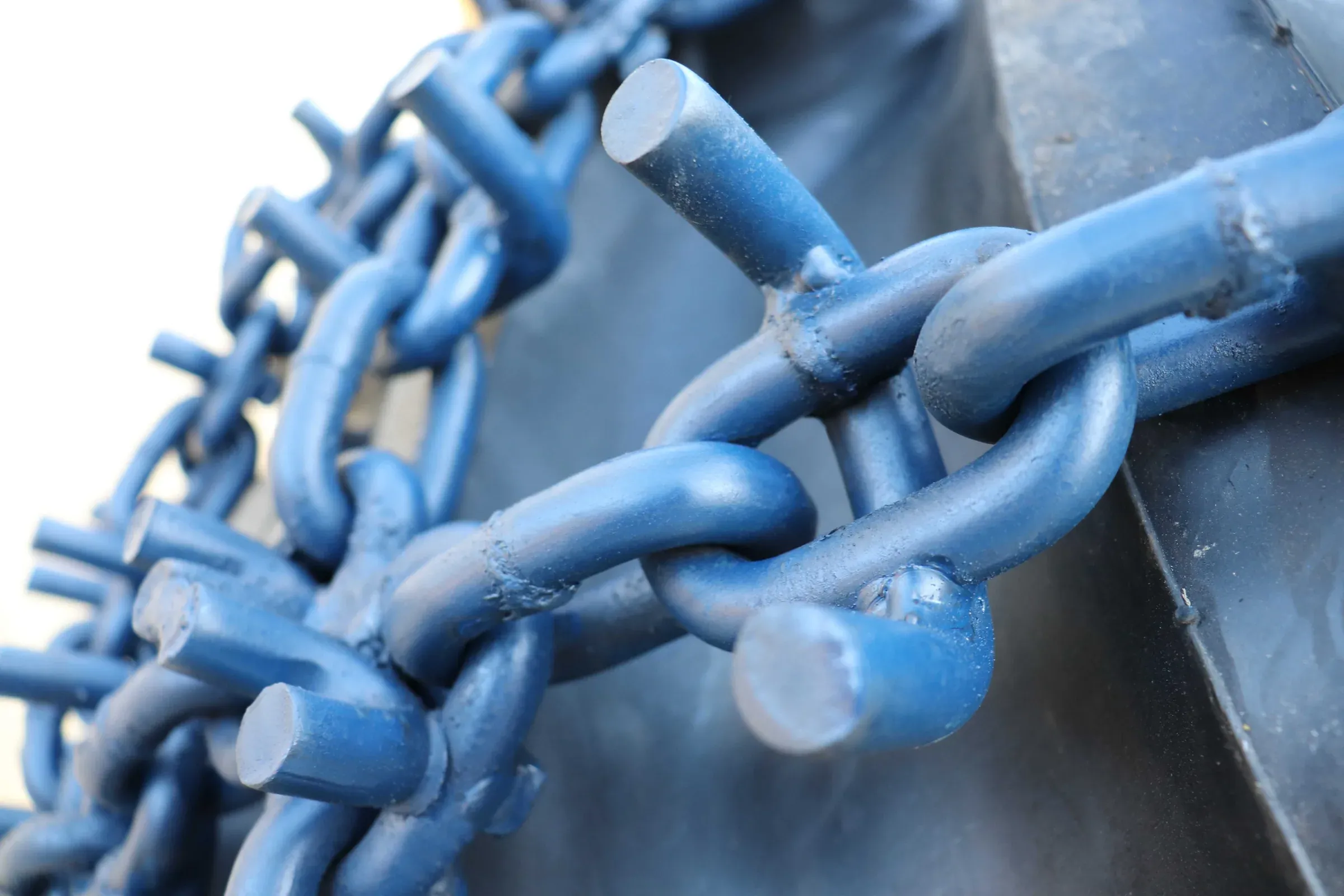 Nahaufnahme einer blauen XL Chains-Kette auf einem Forstmaschinenreifen