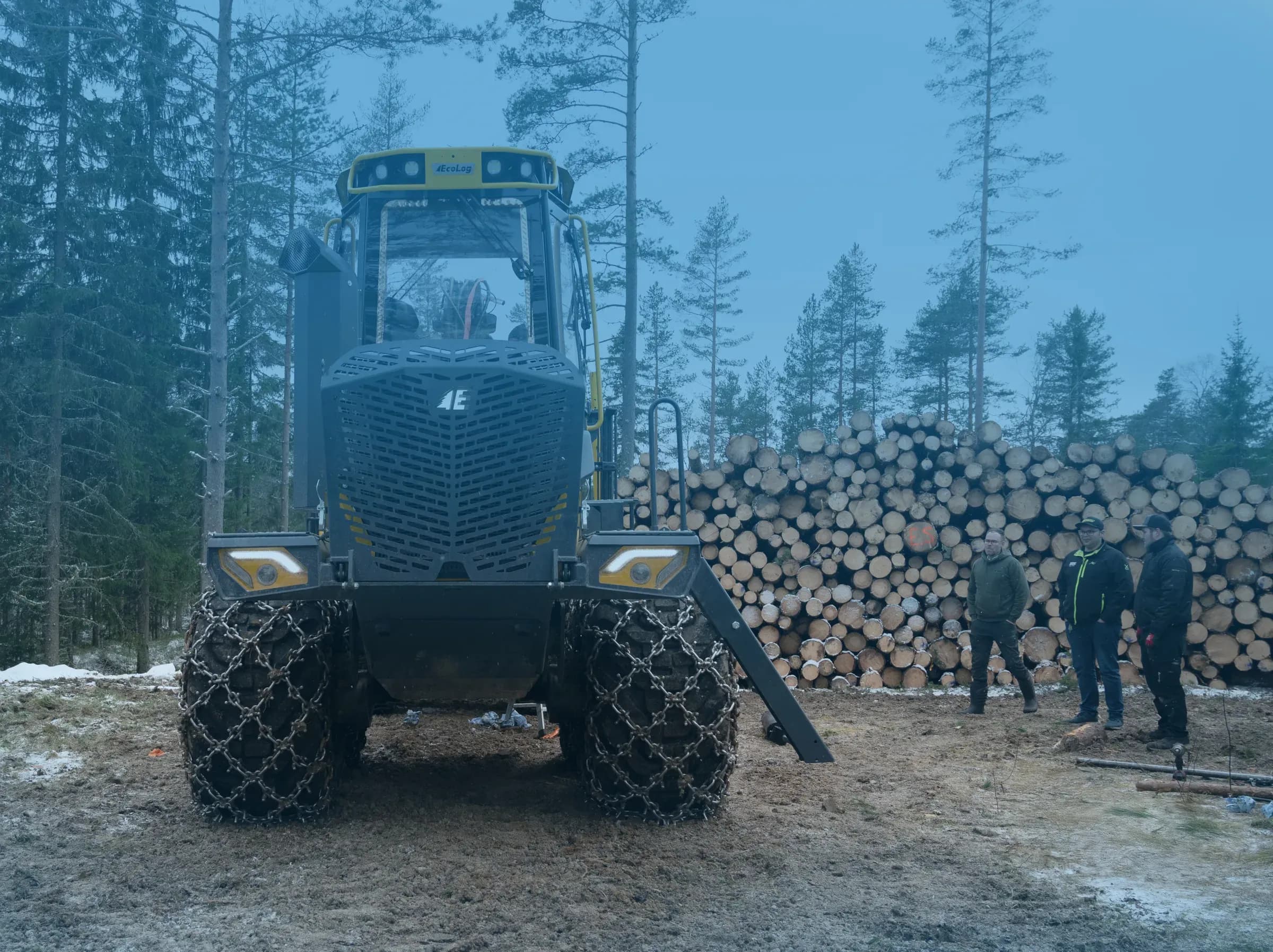 Skotare med XL Chains på ett snöigt avlägg i skogen